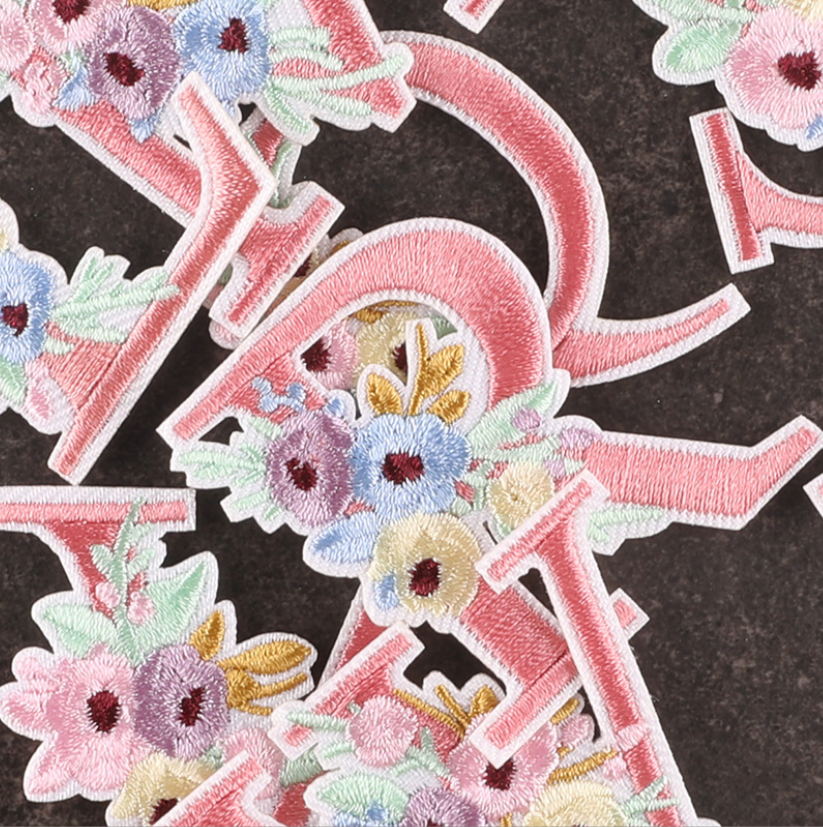 10 Stück rosa Blumen-Alphabet- – Sewing Id Bewertung und Preis